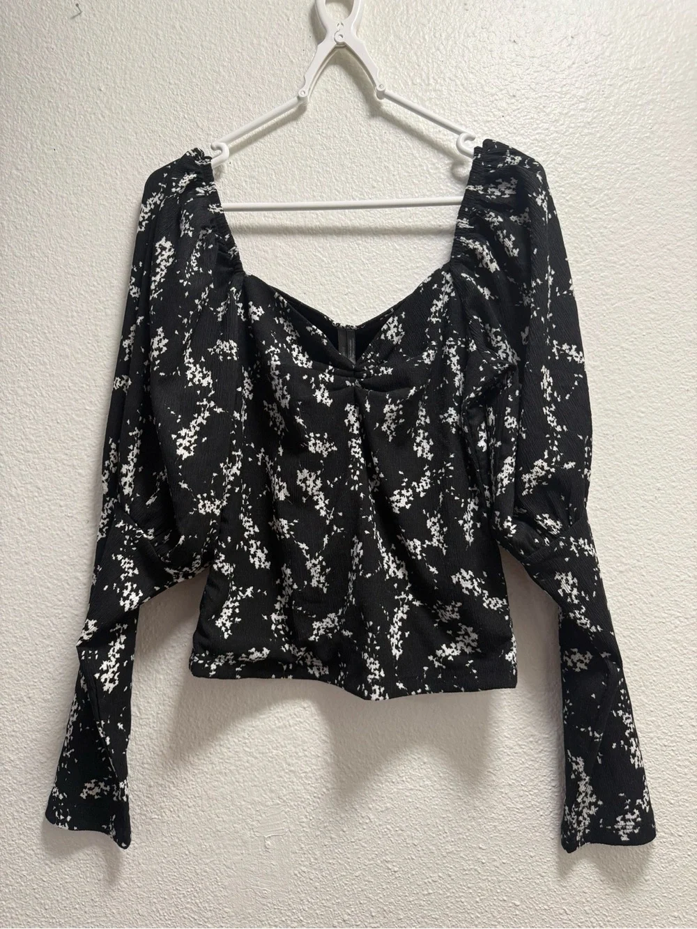 Anthropologie cropped blouse size S siBlack and White Floral Puff-Sleeve